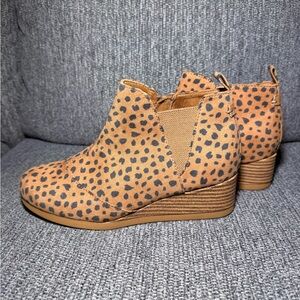 NEW- TOMS Kelsey Girls' Wedge brown cheetah leopard print Ankle Boots size 4